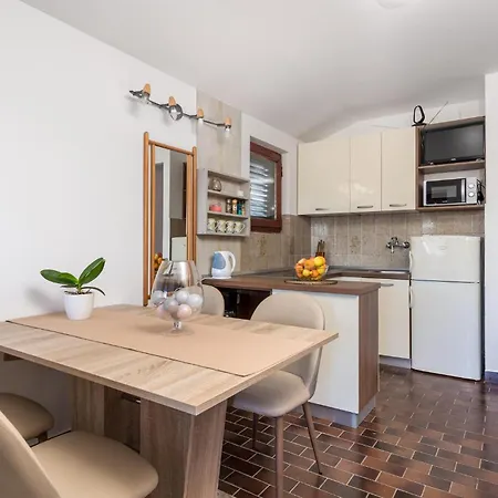 Lovely In Rab With Kitchen Daire