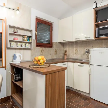 Lovely In Rab With Kitchen * Mundanije