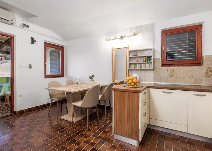 Lovely In Rab With Kitchen
