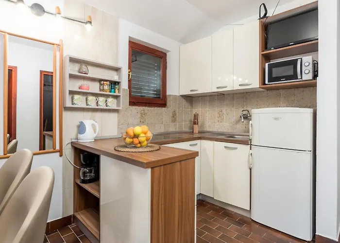 Lovely In Rab With Kitchen * Mundanije