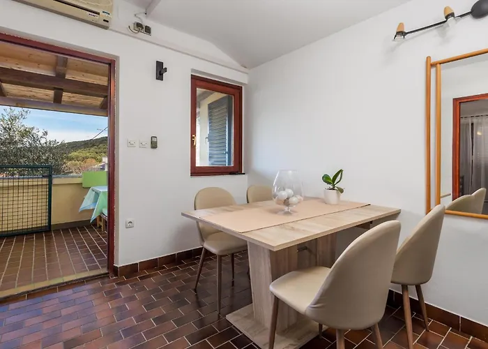 Lovely In Rab With Kitchen