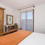 2 Bedroom Beautiful In Rab Διαμέρισμα *