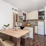 2 Bedroom Beautiful In Rab Apartmán
