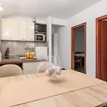 Διαμέρισμα 2 Bedroom Beautiful In Rab Mundanije
