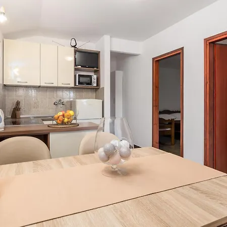 Apartmán 2 Bedroom Beautiful In Rab Mundanije