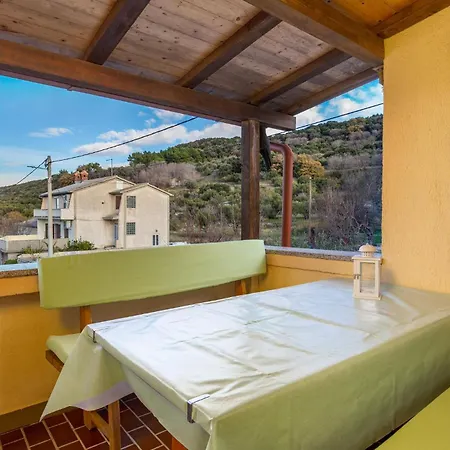 2 Bedroom Beautiful In Rab Apartamento *